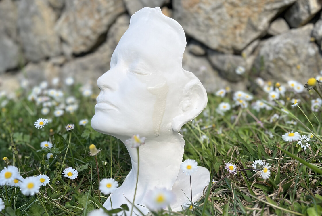 La Larme à l’œil, céramique blanche posée dans l’herbe et les pâquerettes, Vallauris